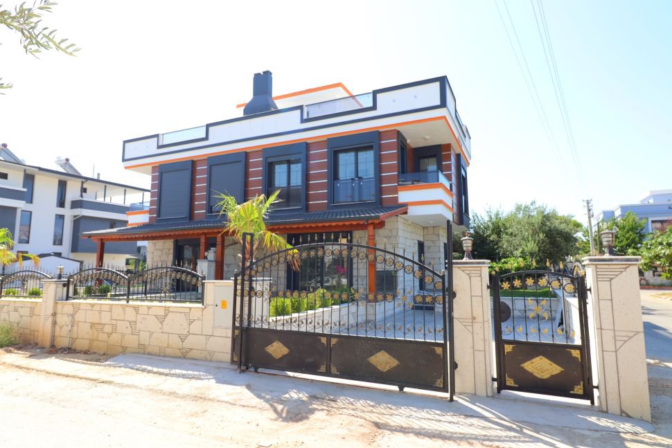 Doğanbeyde Köşe Yeşil Alan Park Manzaralı Ferah 3+1 Lüks Villa