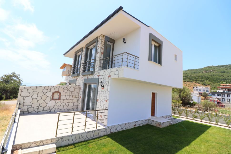 Seferihisar Doğanbeyde Şehir Doğa Deniz Manzaralı 2+1 Villa